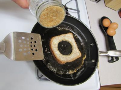 Cut hole in bread